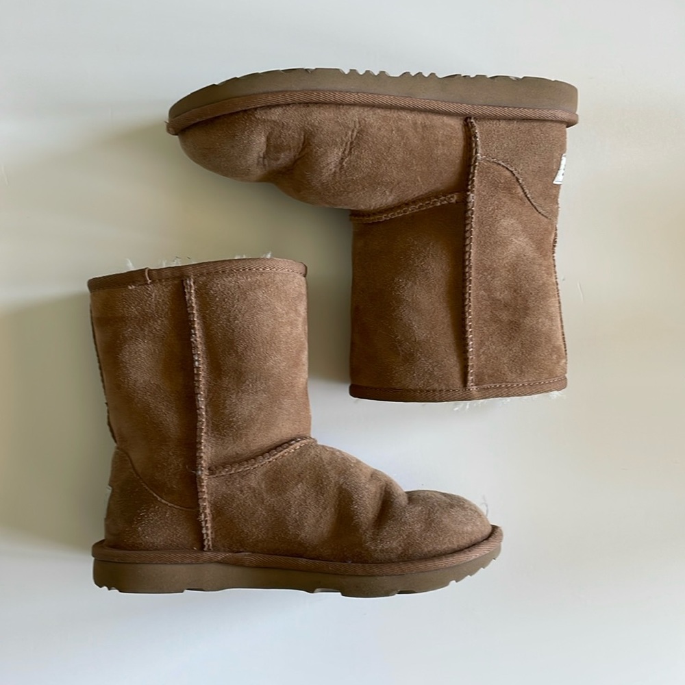 Children’s UGG Classic II Boot Size 4 Chestnut